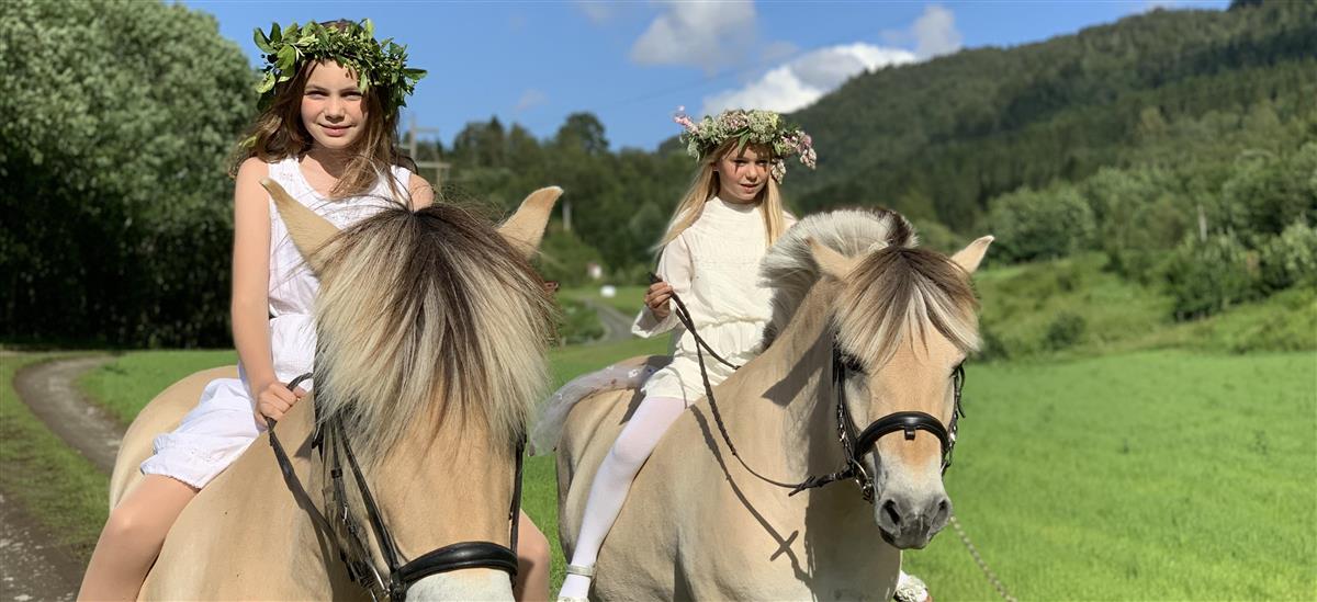 To jenter som rir på hest - Klikk for stort bilete